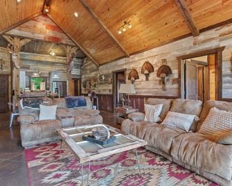 Luxury Cabin on private estate only minutes from Tuscaloosa! - Eutaw - Sala de estar