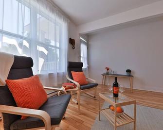 The right door. 2 bedroom cozy apartment in the middle of Saint-Jérôme - Сен-Жером - Вітальня