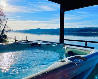 Homeport- Luxury Waterfront Home w/ Hot Tub and Game Room - Belfair