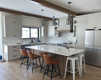 Family-sized townhome steps away from Apex Mountain Resort 35min from Penticton - Hedley - Kitchen