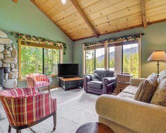 Close to Ski Slopes Tahoe Ski Chalet with Fireplace - Tahoe City - Living room