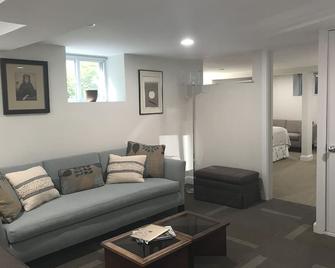 Perfect Location, Beautiful Settting. Third Party Payments Are Not Accepted - Newton - Living room