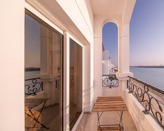 Beachfront 4 Bed Villa in Ajmal Makan - Umm Al Qaiwain - Balkon