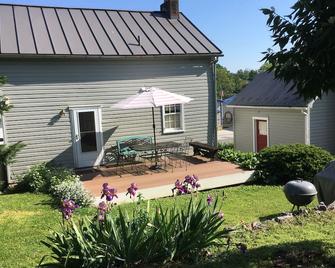 Sharpsburg Retreat--Civil War Home Near Antietam Battlefield, C&O Canal Towpath - Sharpsburg - Patio