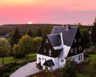 Maisonette apartment on the top floor with fireplace on the edge of the forest - Altenberg - Будівля