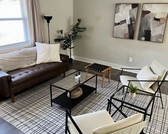 In The Heart Of Southern Pines & Pinehurst! - Aberdeen - Living room