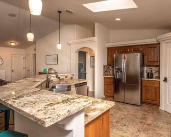 Hot Tub . Spacious . Pets . Central . Boat Parking - Lake Havasu City - Køkken