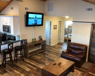 Come stay and play at Tiger's Den located in Venice, LA! - Venice - Living room