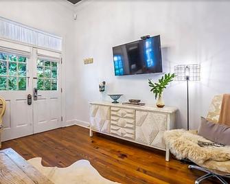 Bed & Breakfast: The Inn At Ocean Springs - Ocean Springs - Wohnzimmer