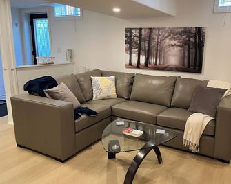Your Suite on Country Lane - Barrie - Living room