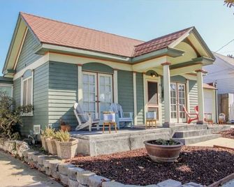 Quaint Beach House aka Betty - San Pedro - Building