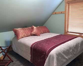 Avalon Guest Lodge 3102 House. 2 Baths, 2 Living Rooms. Sleeps 9 - Lansing - Bedroom