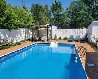 Updated 3 bedroom home with a pool and a hot tub in a nice neighborhood. - Bangor - Piscina