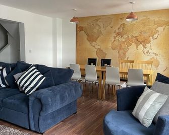 Harcourt Place - Apartment 3 - Seaview - Sleeps 8 - Scarborough - Living room