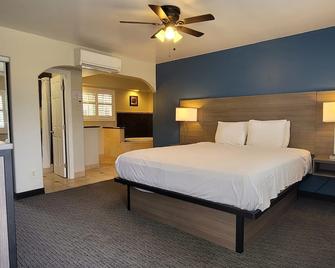 Beachwalker Inn & Suites - Pismo Beach - Bedroom
