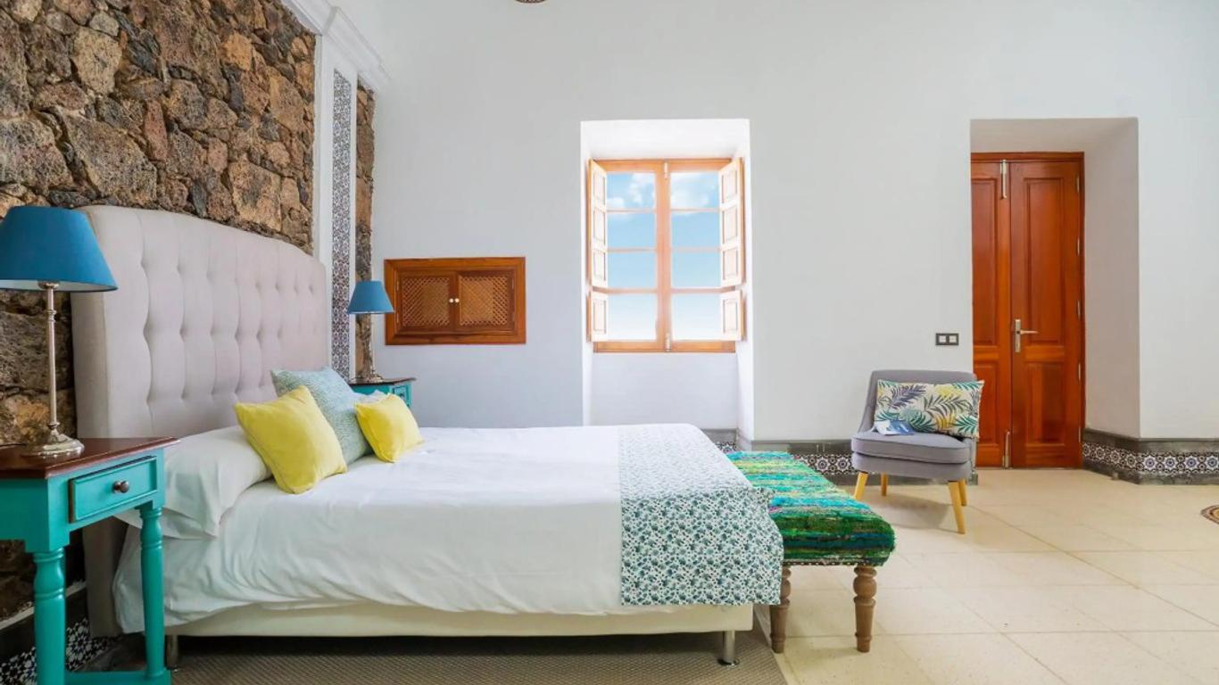 El Charco Suites