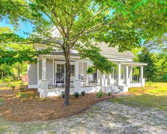 Charming Georgia Cottage about 19 Mi to Statesboro! - Metter - Patio