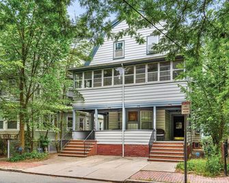 Tranquil home loved by repeat guests, Harvard Square - קיימברידג' - בניין