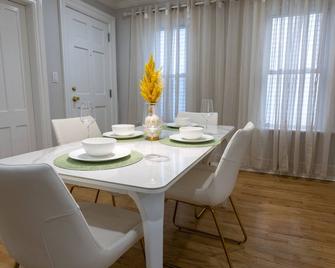 Quiet, Relaxing and Modern Utica House - Utica - Dining room