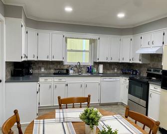 Charming, newly remodeled 2-bedroom duplex near Carthage w/ AC, fast WiFi - Carthage - Kuchyň