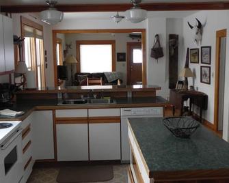 The Douglas Creek Cottage, Great Views, Cozy and Comfortable. - Philipsburg - Kitchen