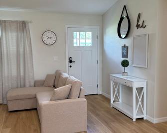 2-bedroom apartment in brilliant Avon Park with AC, WiFi. Enjoy your stay - Avon Park - Living room