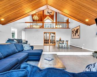 Maine Pondfront Home Sleeps 22 - Pool & Hot Tub - Sanford - Sala de estar