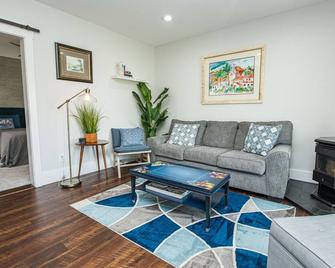 Seaside Saloon Hot Tub Getaway - Sequim - Living room