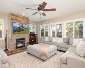Minutes to Wineries | Outdoor Oasis | Pool Table - Murrieta - Living room