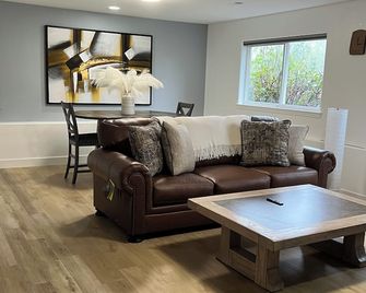 Charming 1-bedroom downstairs unit / suite with living room and AC in Marysville - Marysville - Living room