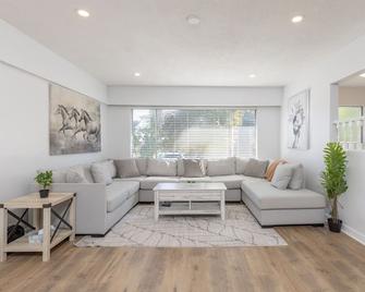 Centrally located 3 bedroom 2 bathroom close to stores, restaurants and downtown - Vancouver - Sala de estar