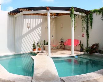 Bed and Breakfast Pecarí - קנקון - בריכה