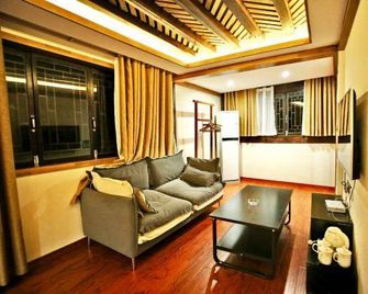 Xijiang Luanxi Hanshe Garden Hotel (No. 1 Fengyu Bridge Branch) - Qiandongnan - Living room
