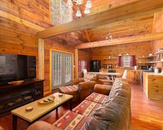 The Cabin of Birmingham - Irondale - Living room