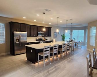 Villages, 3bed- 2.5ba waterfrnt+ golf cart- all bedrooms have king beds! - Wildwood - Küche