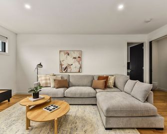 Luxury accommodation close to the beach and main street. - Kingston - Huiskamer