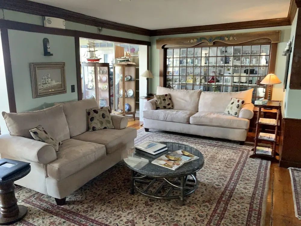 Lighthouse Inn - West Dennis - Lounge