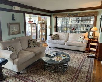 Lighthouse Inn - West Dennis - Lounge