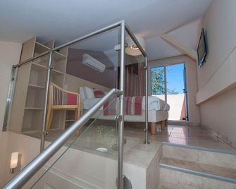 Mas De La Tour - Gargas - Escaleras