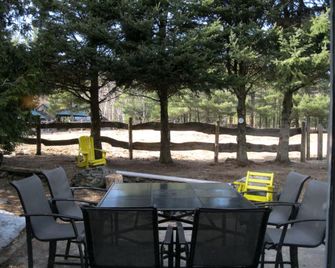 Rustic Camping Cabin near Ottawa River in La Peche, Quebec - Wakefield - Patio
