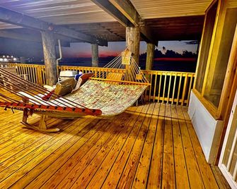 Waterfront Home W/ 400' Fishing Pier. Crab & Fish Off The Pier W/ Boat Access - Grand Isle - Balcón