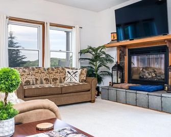 Sunset Bay - Lakefront, Large, and Gorgeous with Kayaks Included! - Frankfort - Living room