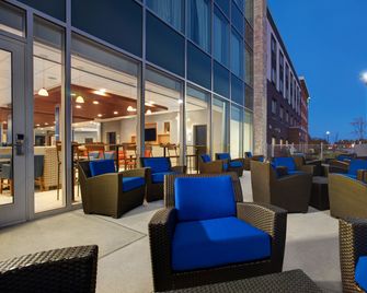 Holiday Inn Express & Suites Milwaukee - Brookfield By IHG - Brookfield - Terasa