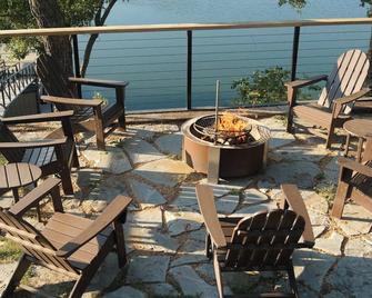 The Lookout at Lakewood, Lakefront Paradise with Ultimate Entertainment, Hot Tub and Dock - Bridgeport - Патіо