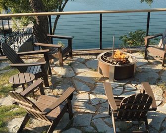 Lakefront Home With Hot Tub And Private - Bridgeport - Patio