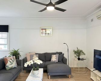KozyGuru | Wyong | Cottage Close to Everything - Wyong - Obývací pokoj
