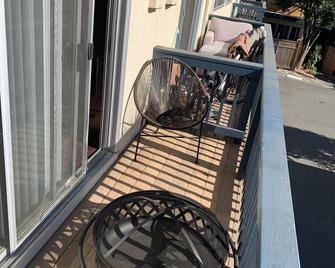 Grand plus 2 bedroom apartment. - Lafayette - Balcony