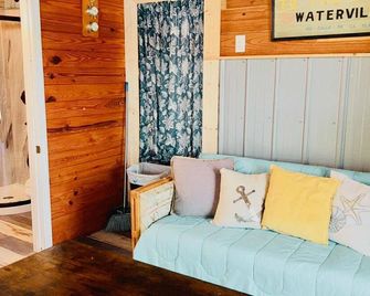 Nauti Hookers, deep water access in Steinhatchee with a boat slip, cold AC, WiFi - Steinhatchee - Living room