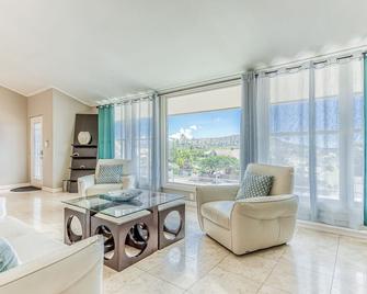 Open and relaxing vacation home with breathtaking panoramic ocean view - Honolulu - Wohnzimmer