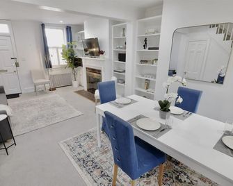 Georgetown Cobblestone Cottage - Private Parking - 워싱턴